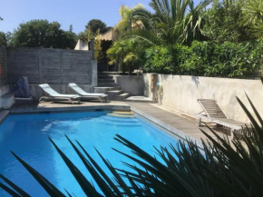 2 pièces rez-de-jardin dans maison avec piscine